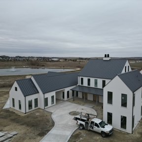 <div><h4>Standing Seam 3</h4><p><b>Manufacturer:</b> Swordsmen Roofing & Construction LLC</p><p><b>Location:</b> Texas, US</p><p><b>Style:</b> Vertical Panel/Standing Seam</p><p><b>Material:</b> Steel</p><p><b>Color:</b> Gray</p><p><a href="/gallery/image-detail/1310/" class="link-arrow text-uppercase theme-color--orange" data-toggle="modal" data-target="#detailModal_gallery_image_grid_lamlejqhdgHs">View More</a></p></div>