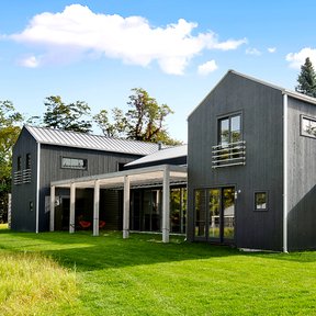 <div><h4>Steel House, Main House</h4><p><b>Manufacturer:</b> ATAS International</p><p><b>Style:</b> Vertical Panel/Standing Seam</p><p><b>Color:</b> Gray</p><p><a href="/gallery/image-detail/34/" class="link-arrow text-uppercase theme-color--orange" data-toggle="modal" data-target="#detailModal_gallery_image_grid_lamlejqhdgHs">View More</a></p></div>