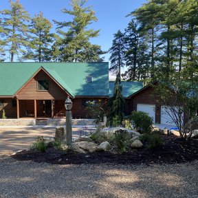 <div><h4>East Wakefield, NH</h4><p><b>Manufacturer:</b> East Coast Metal Roofing</p><p><b>Location:</b> New Hampshire, US</p><p><b>Style:</b> Metal Slate/Shingle</p><p><b>Material:</b> Aluminum</p><p><b>Color:</b> Green</p><p><a href="/gallery/image-detail/1325/" class="link-arrow text-uppercase theme-color--orange" data-toggle="modal" data-target="#detailModal_gallery_image_grid_lamlejqhdgHs">View More</a></p></div>