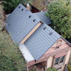 <div><h4>Vermont Slate Shake - Portland, OR</h4><p><b>Manufacturer:</b> Mountaintop Metal Roofing</p><p><b>Location:</b> Oregon, US</p><p><b>Style:</b> Metal Shake</p><p><b>Material:</b> Aluminum</p><p><a href="/gallery/image-detail/1202/" class="link-arrow text-uppercase theme-color--orange" data-toggle="modal" data-target="#detailModal_gallery_image_grid_lamlejqhdgHs">View More</a></p></div>