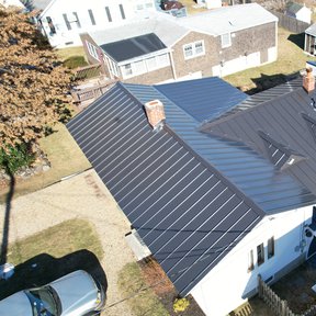 <div><h4>Beautiful Roof</h4><p><b>Manufacturer:</b> Advanced Metal Roofing LLC</p><p><b>Location:</b> New Hampshire, US</p><p><b>Style:</b> Vertical Panel/Standing Seam</p><p><b>Material:</b> Steel</p><p><b>Color:</b> Gray</p><p><a href="/gallery/image-detail/1330/" class="link-arrow text-uppercase theme-color--orange" data-toggle="modal" data-target="#detailModal_gallery_image_grid_lamlejqhdgHs">View More</a></p></div>